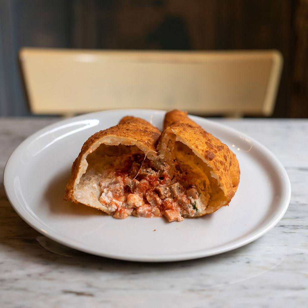 Completa – Componi la tua classica con ricotta, provola, cicoli, pomodoro, pomodorini, pepe e basilico